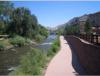 ... auf der Washington Ave (Mainstreet in Golden) ber den Clear Creek, Coors Brewery im Hintergrund ...