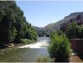 im Hintergrund die Coors Brewery