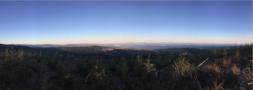 Panorama Bild von Ralf, gleicher Ort wie gestern, aber in die umgekehrte Richtung nach Westen - links hinterm Berg ist Longview, in der Mitte der Silver Lake und rechts nach Nordwesten ist in der Ferne der Olympic Natl. Park