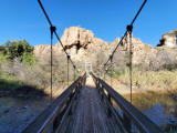 ... Hängebrücke über den Queen Creek Fluss ...