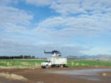 Wednesday 4.1.2023 - Felder sprühen mit einem Hubschrauber, hier beim Auffüllen gelandet auf'm Dach vom LKW ...