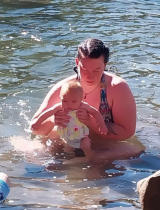 Monday 24.7.2023 - Rosemarie und Mama beim Baden im Fluss ...