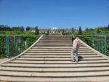 ... dann durch den Park über die grosse Treppe ins Schloss ,,,